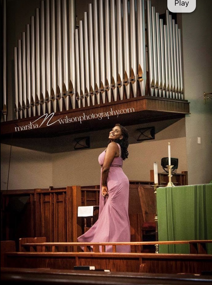Jayme Alilaw performing